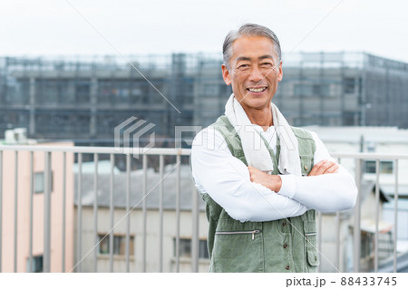 建築現場で働くミドルの男性作業員 建築現場で働くミドルの男性作業員 88433745