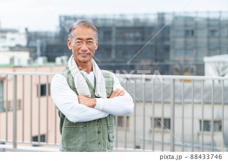 建築現場で働くミドルの男性作業員 建築現場で働くミドルの男性作業員 88433746