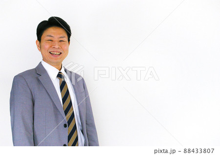 笑顔のサラリーマンの上半身 笑顔のサラリーマンの上半身 88433807