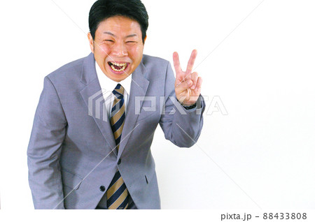 ピースをするサラリーマン 88433808