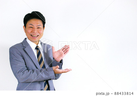 笑顔でおすすめするサラリーマン 88433814