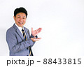 笑顔でおすすめするサラリーマン 88433815
