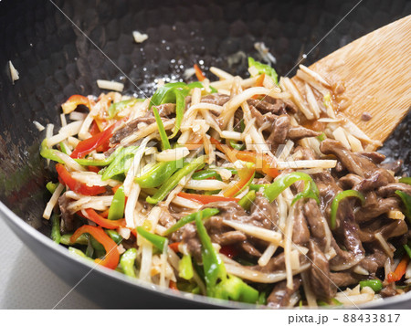中華鍋で青椒肉絲を炒める 中華鍋で青椒肉絲を炒める 88433817