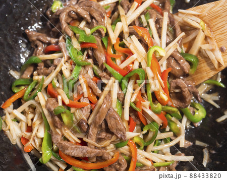 中華鍋で青椒肉絲を炒める 88433820