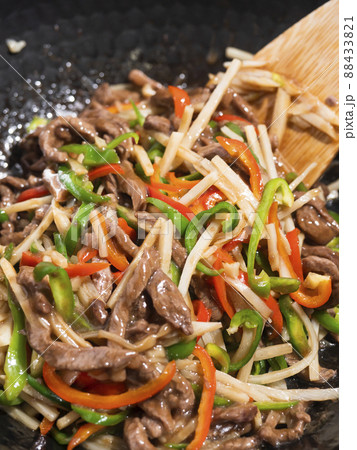 中華鍋で青椒肉絲を炒める 88433821