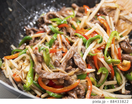 中華鍋で青椒肉絲を炒める 88433822