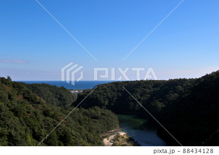 屋久島 松峯大橋から安房川、安房、安房港方面を望む 屋久島 松峯大橋から安房川、安房、安房港方面を望む 88434128