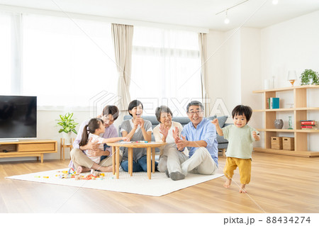 3世代家族 こども リビング 3世代家族 こども リビング 88434274