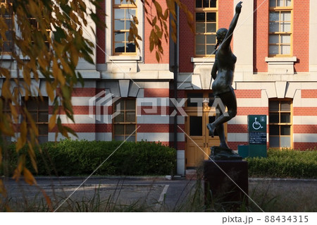 夕方の市政資料館 88434315