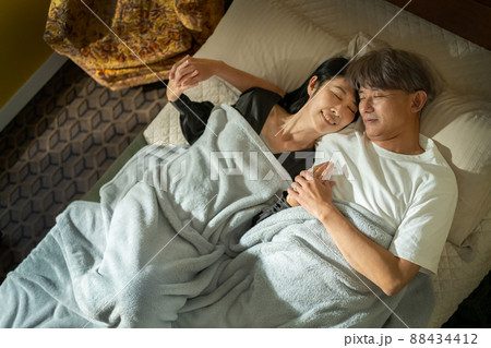 ミドルカップル　ベッド　寝る 88434412