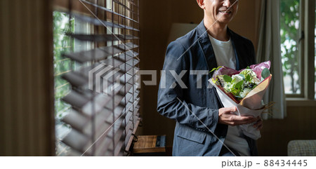 花束を持ったミドルの男性 花束を持ったミドルの男性 88434445