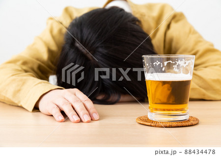 酔いつぶれるミドル女性 酔いつぶれるミドル女性 88434478