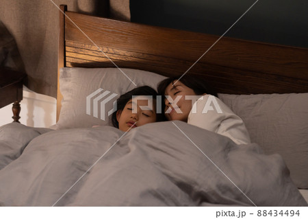 夜ベッドで寝る子供とママ（育児・子育て・家族・ファミリー） 88434494