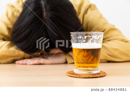 酔いつぶれるミドル女性 酔いつぶれるミドル女性 88434881