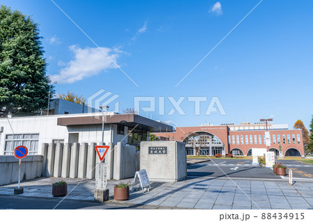 茨城県水戸市　晴天の茨城大学　水戸キャンパス 88434915