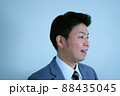笑っている横顔のサラリーマン 88435045