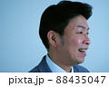 笑っている横顔のサラリーマン 88435047