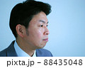サラリーマンの横顔 88435048