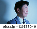 光の方を向いた笑顔のサラリーマン 88435049