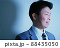 光の方を向いた笑顔のサラリーマン 88435050