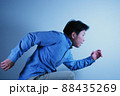 光に向かって走る男性 88435269