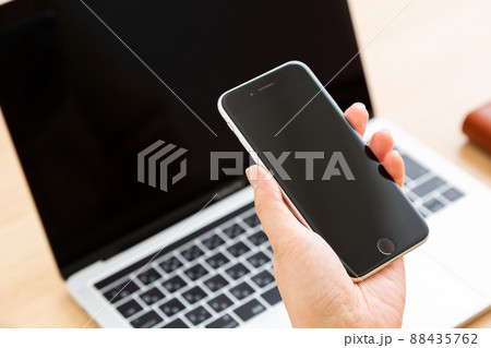 スマホを持つミドル女性 スマホを持つミドル女性 88435762