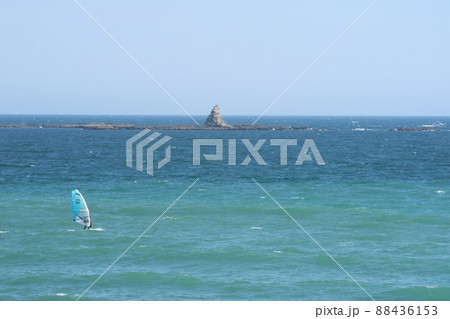 春の湘南海岸 茅ヶ崎海岸と烏帽子岩とボードセーラー 春の湘南海岸 茅ヶ崎海岸と烏帽子岩とボードセーラー 88436153