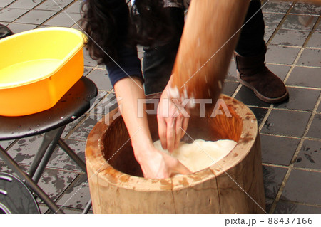 屋外で集まって餅つきをする写真 88437166