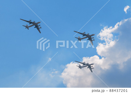 ロシア空軍ツポレフTu-95MSベアH編隊飛行 ロシア空軍ツポレフTu-95MSベアH編隊飛行 88437201