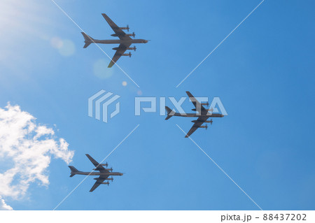 ロシア空軍ツポレフTu-95MSベアH編隊飛行 88437202