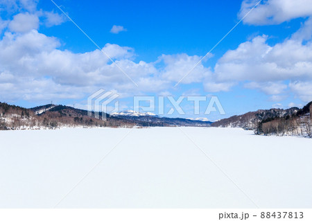 北海道当別町、全面結氷した当別ふくろう湖【4月】 88437813