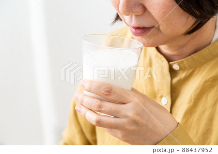 牛乳を飲むミドル女性 88437952