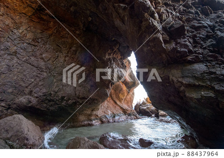 加茂青砂海岸　カンカネ洞　男鹿半島 88437964
