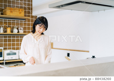 キッチンで料理する女性 キッチンで料理する女性 88438260