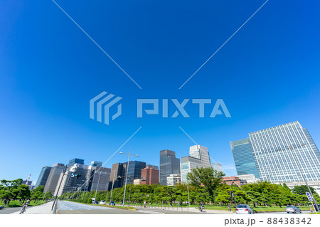 東京　皇居外苑と丸の内高層ビル群 88438342