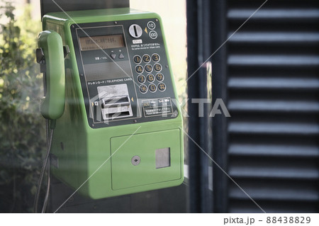 電話ボックスの中に誰もいない日本の緑色の公衆電話 88438829
