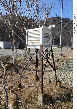 壊れた百葉箱 88439306