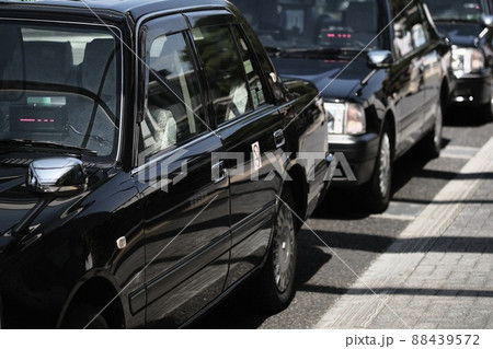 黒いタクシーが並んでいるタクシー乗り場 黒いタクシーが並んでいるタクシー乗り場 88439572