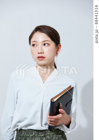 ビジネスカジュアルの若い女性 88441016