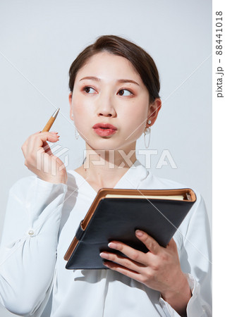 ビジネスカジュアルの若い女性 88441018
