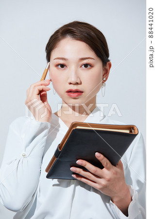 ビジネスカジュアルの若い女性 88441020