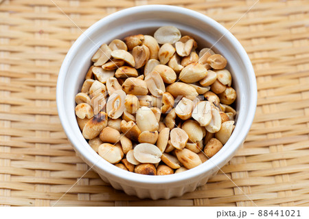 Roasted peanuts in white cup 88441021
