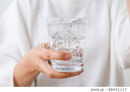 炭酸水を飲むミドル女性 88441117