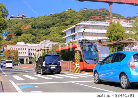【愛媛県】松山市役所前から見た秋の松山城と伊予鉄電車 【愛媛県】松山市役所前から見た秋の松山城と伊予鉄電車 88441291