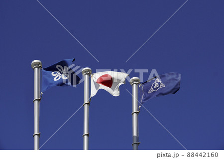 風にたなびく福岡県立大牟田北高等学校の校章旗 風にたなびく福岡県立大牟田北高等学校の校章旗 88442160