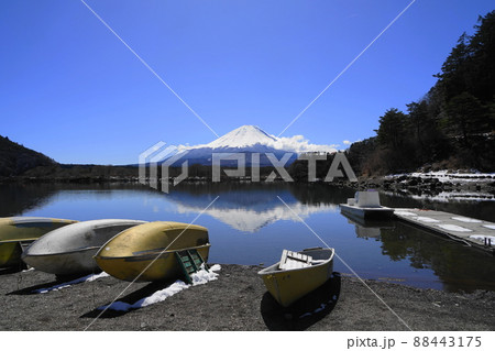 4月　富士河口湖町229精進湖の逆さ富士と雪景色 88443175