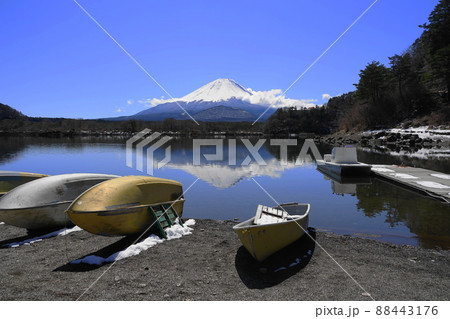 4月　富士河口湖町230精進湖の逆さ富士と雪景色 88443176