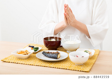 和食を食べるミドル女性 88443559