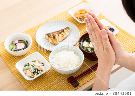 和食を食べるミドル女性 88443601