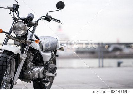 バイク　二輪　中型　海岸 88443699